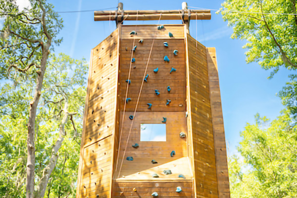 Rope climbing wall